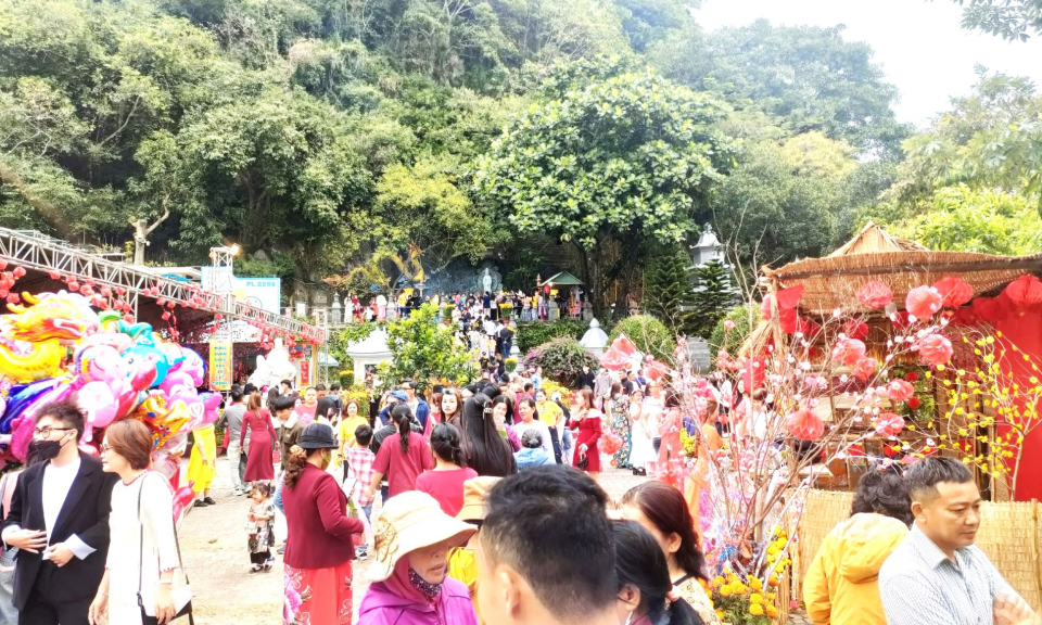 Người dân Đà Nẵng nô nức đi lễ chùa, du xuân ngày đầu năm mới