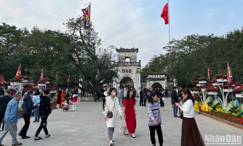 Đền Trần Nam Định tấp nập khách du xuân