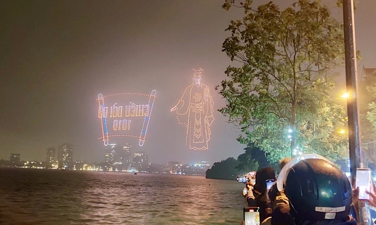 Hàng nghìn người hào hứng với màn trình diễn bằng thiết bị bay không người lái