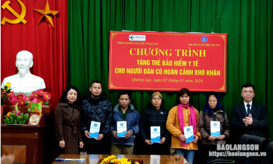 Trao tặng 66 thẻ BHYT cho người có hoàn cảnh khó khăn tại xã Quảng Lạc