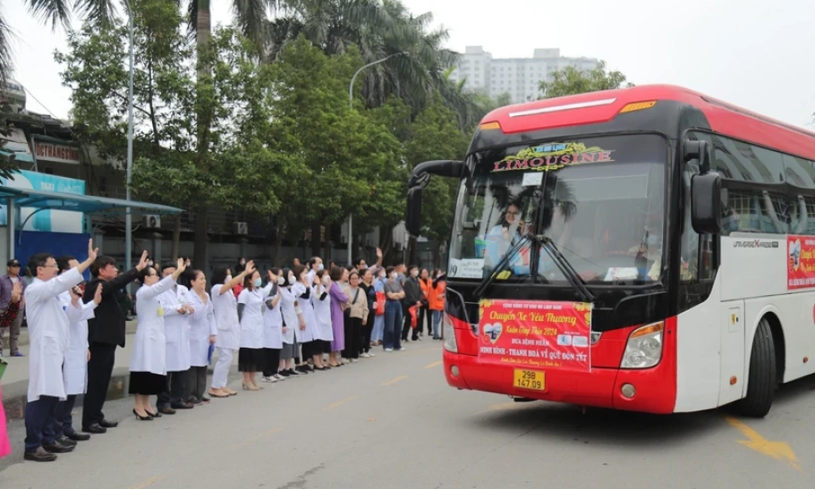 Chuyến xe yêu thương: Bệnh viện K mang Tết đến gần với người bệnh ung thư