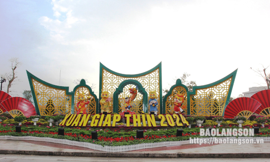 Người dân và du khách thích thú với Đường hoa xuân xứ Lạng 2024