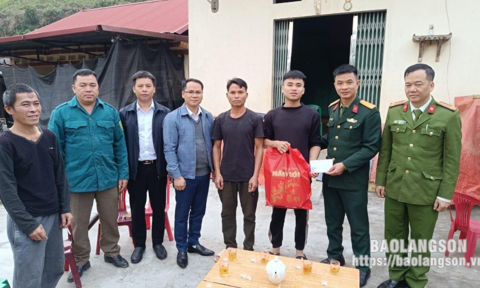 Văn Lãng: Thăm, tặng quà 145 tân binh trước ngày lên đường nhập ngũ năm 2024