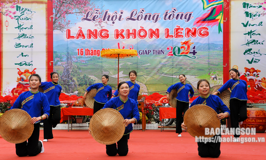 Gần 10.000 lượt người dân, du khách tham dự lễ hội Lồng tồng làng Khòn Lèng, thành phố Lạng Sơn