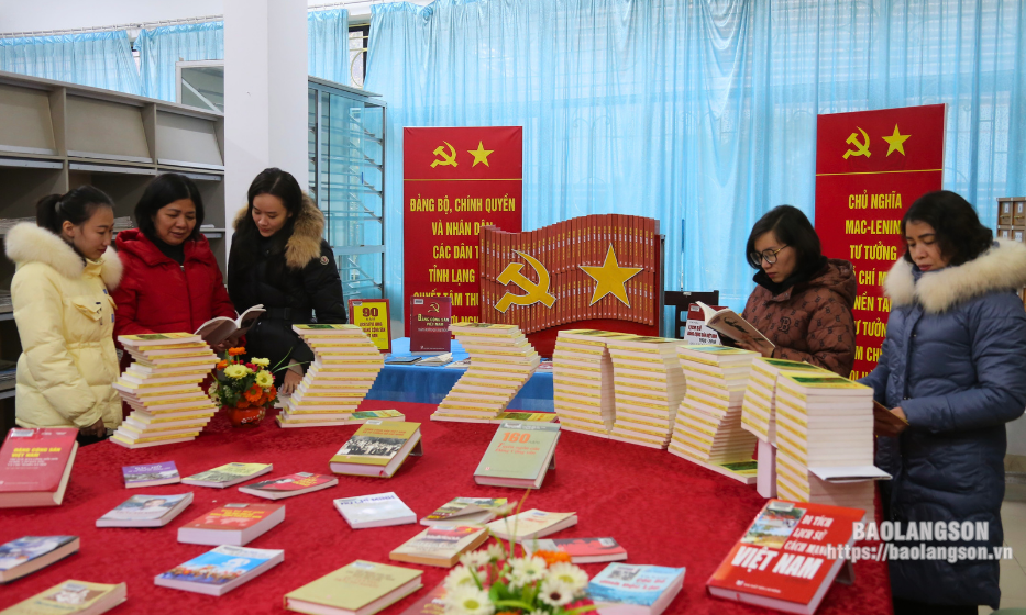 Trên 500 đầu sách, báo và các ấn phẩm trưng bày sách báo chào mừng kỷ niệm 94 năm vinh quang Đảng cộng sản