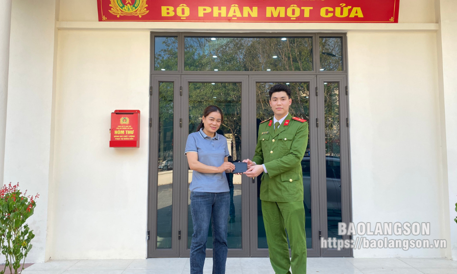 Nhặt được của rơi, chiến sỹ công an trả lại người đánh mất