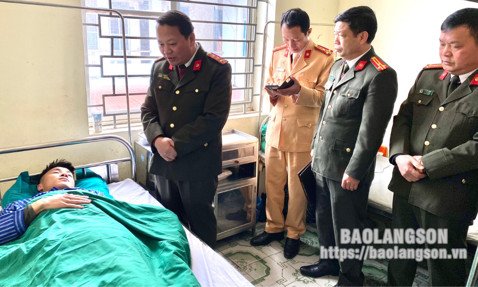 Lãnh đạo Công an tỉnh thăm hỏi, động viên cán bộ chiến sĩ bị thương khi làm nhiệm vụ