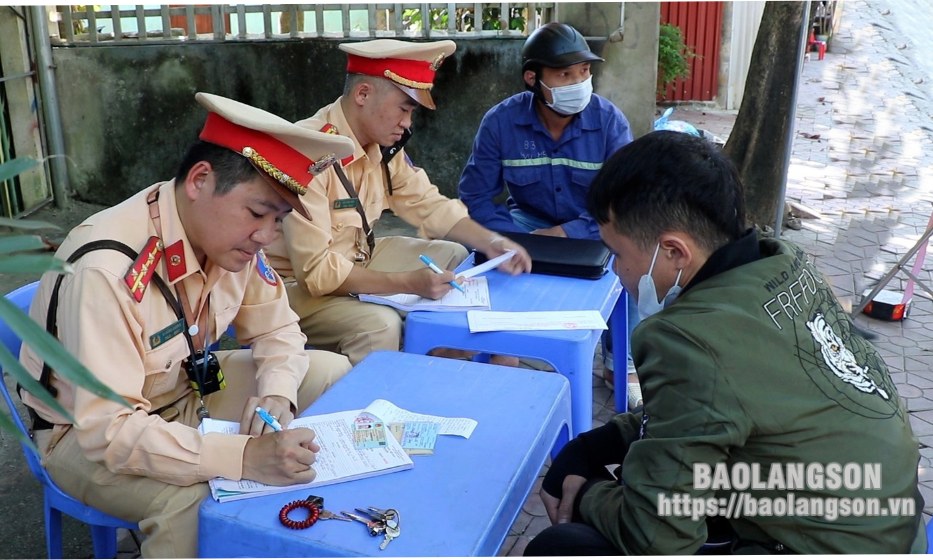 Làm giấy tờ giả, nhận hậu quả thật