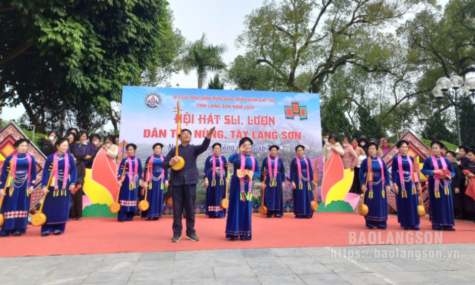 Đông đảo người dân dự Hội hát Sli, lượn dân tộc Nùng, Tày Lạng Sơn