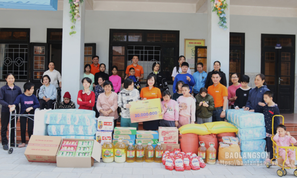 Thăm, tặng quà trẻ em tại Mái ấm tình thương Vinh Sơn