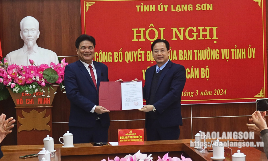 Công bố các quyết định về công tác cán bộ