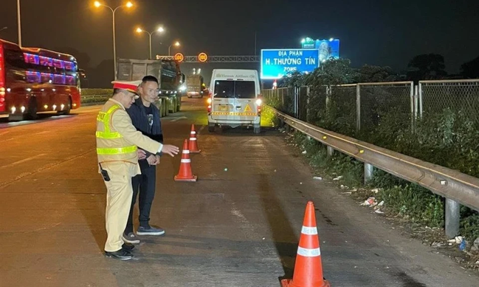 Dán phản quang cảnh báo cho phương tiện vận tải trên đường cao tốc