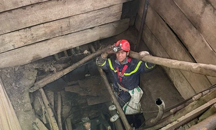 Lai Châu: Bắt 7 đối tượng khai thác khoáng sản trái phép