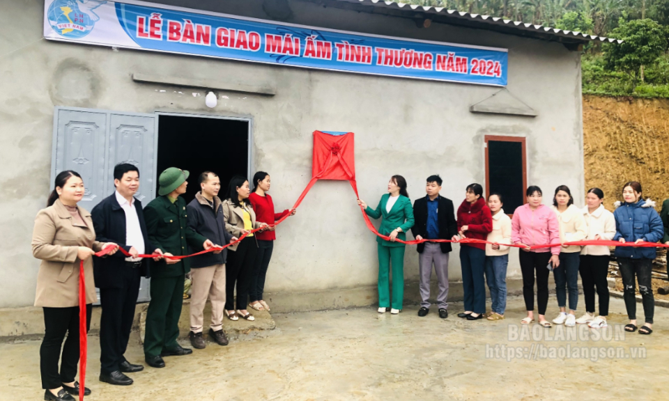 Lộc Bình: Khánh thành, bàn giao công trình “Mái ấm tình thương” và Thắp sáng đường thôn” tại xã Xuân Dương