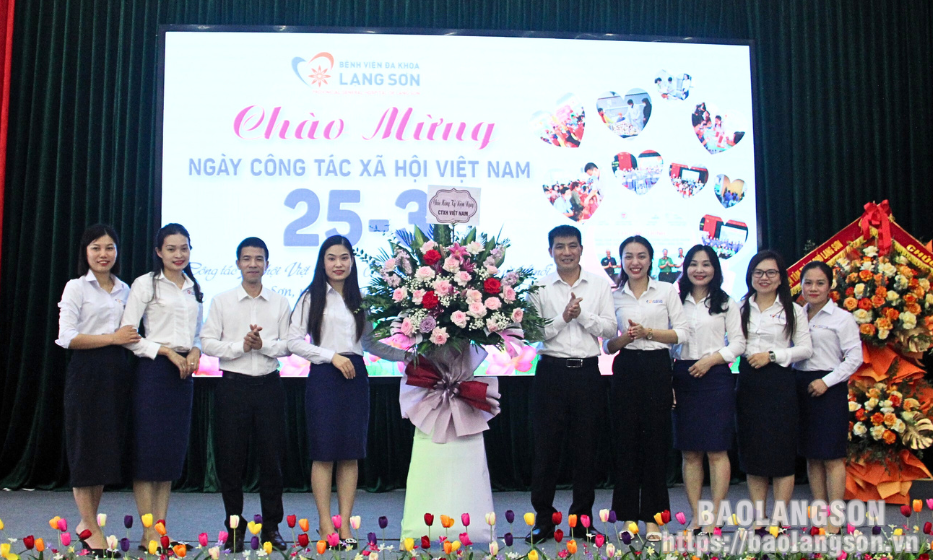 Bệnh viện Đa khoa tỉnh: Kỷ niệm Ngày Công tác xã hội Việt Nam và trao tặng 40 suất quà cho bệnh nhân