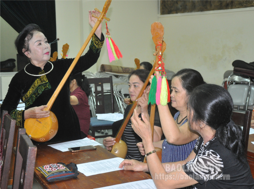 Tôi hát về mảnh đất quê tôi, nơi bắt đầu từ đây Tổ quốc…