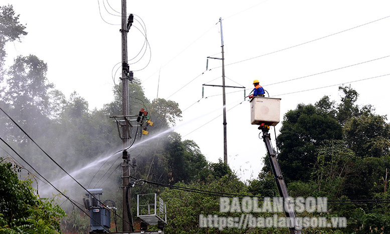 Sửa chữa, bảo dưỡng lưới điện với công nghệ hotline: Nâng cao độ tin cậy cung cấp điện