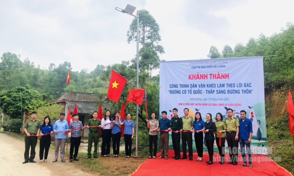 Lộc Bình:  Khánh thành công trình “Đường cờ Tổ quốc - Thắp sáng đường thôn” tại xã Xuân Dương