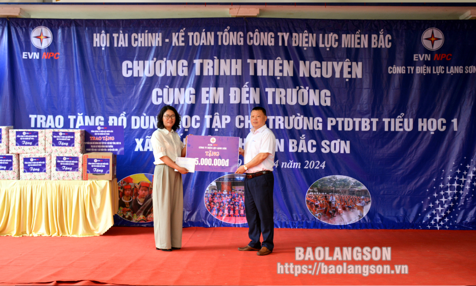 Tặng 360 phần quà cho học sinh xã Trấn Yên, huyện Bắc Sơn