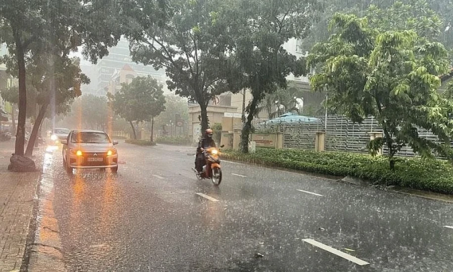Bắc Bộ mưa dông về chiều tối và đêm, đề phòng lốc sét, mưa đá, gió giật mạnh
