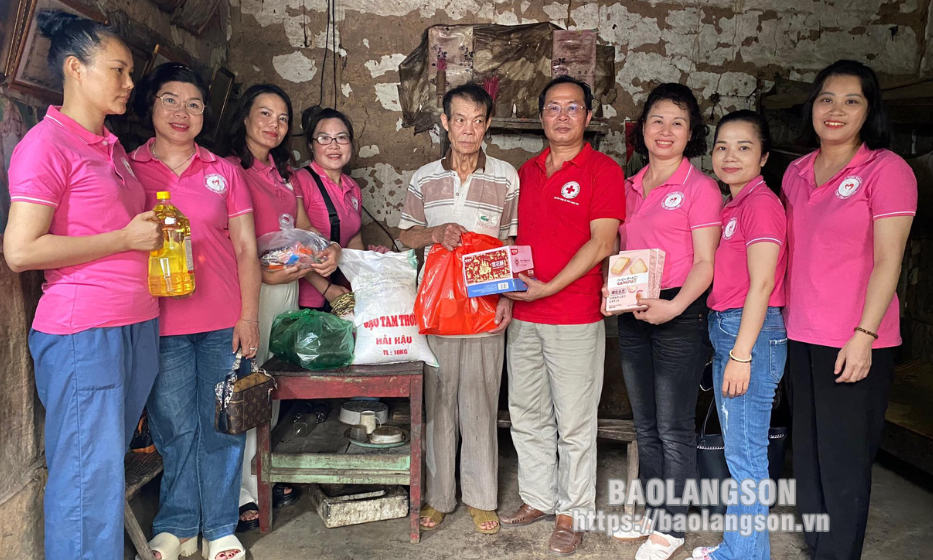 Hỗ trợ trên 26 triệu đồng cho hoàn cảnh dặc biệt khó khăn tại huyện Đình Lập