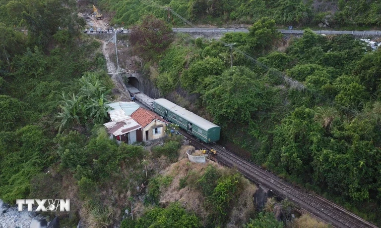 Vụ sạt lở hầm Đèo Cả: Cho phép tốc độ tàu đi qua hầm Bãi Gió đạt 15km/ giờ
