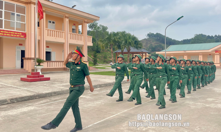 Bám sát thao trường, thi đua huấn luyện