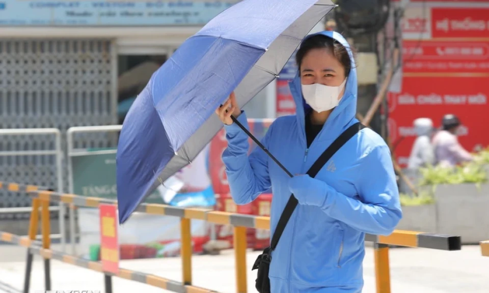 Nắng nóng kéo dài trong nhiều ngày tới, nhiệt độ có nơi trên 39 độ C