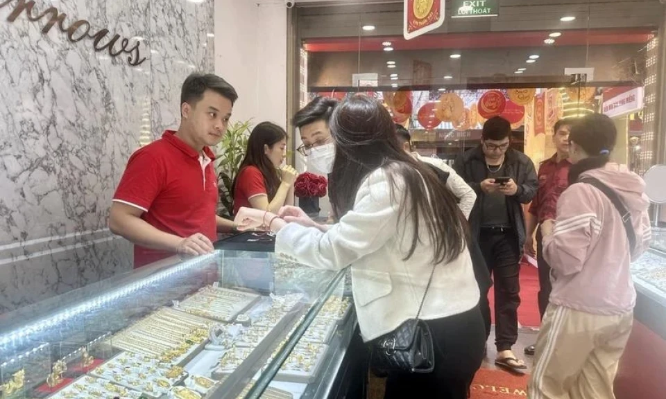 Vàng SJC giảm 700.000 đồng mỗi lượng, tỷ giá trung tâm đi xuống