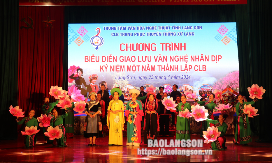 Giao lưu văn nghệ kỷ niệm 1 năm thành lập Câu lạc bộ Trang phục truyền thống Xứ Lạng