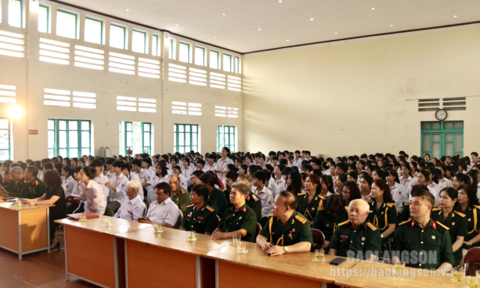 Gần 500 học sinh được tuyên truyền, giáo dục truyền thống cách mạng
