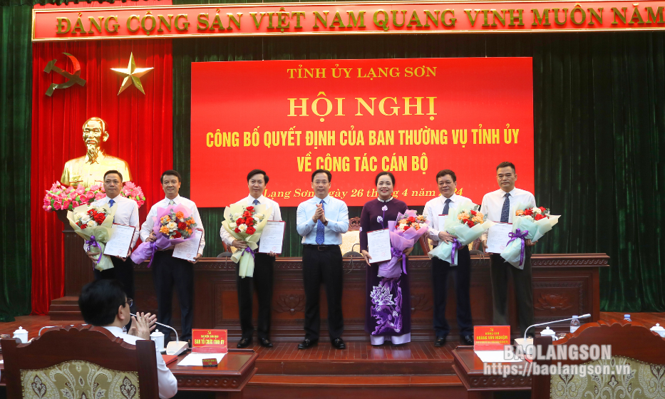 Công bố các quyết định về công tác cán bộ