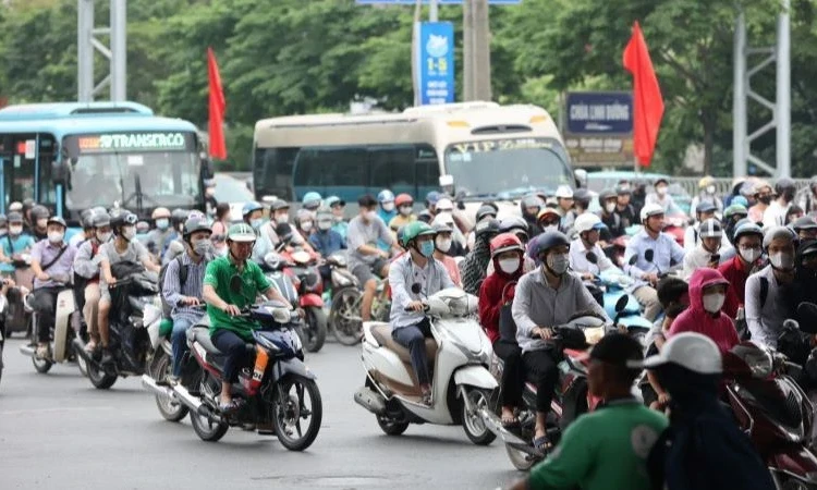 Nhà ga, bến xe ken đặc người dân từ các tỉnh đổ về