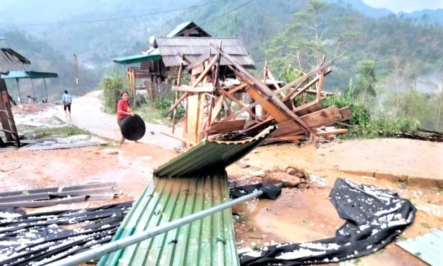 Mưa lớn, dông, lốc, sét gây thiệt hại tại nhiều địa phương
