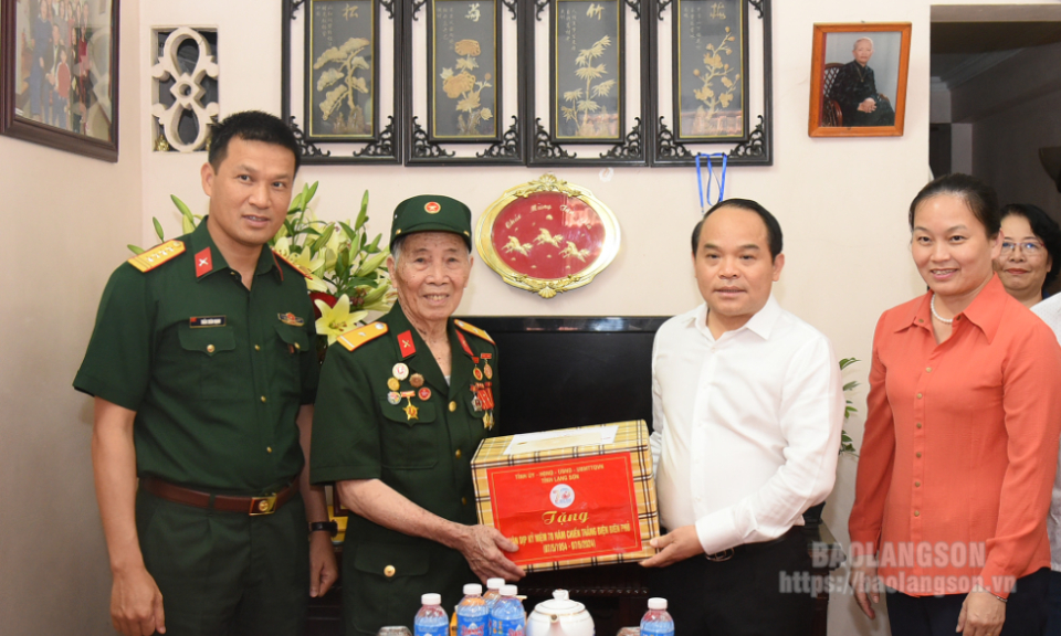 Lãnh đạo tỉnh thăm, tặng quà chiến sĩ tham gia Chiến dịch Điện Biên Phủ
