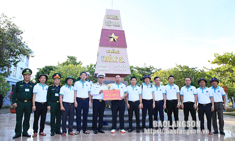 Đoàn đại biểu tỉnh Lạng Sơn thăm, động viên cán bộ, chiến sỹ và Nhân dân trên quần đảo Trường Sa, nhà