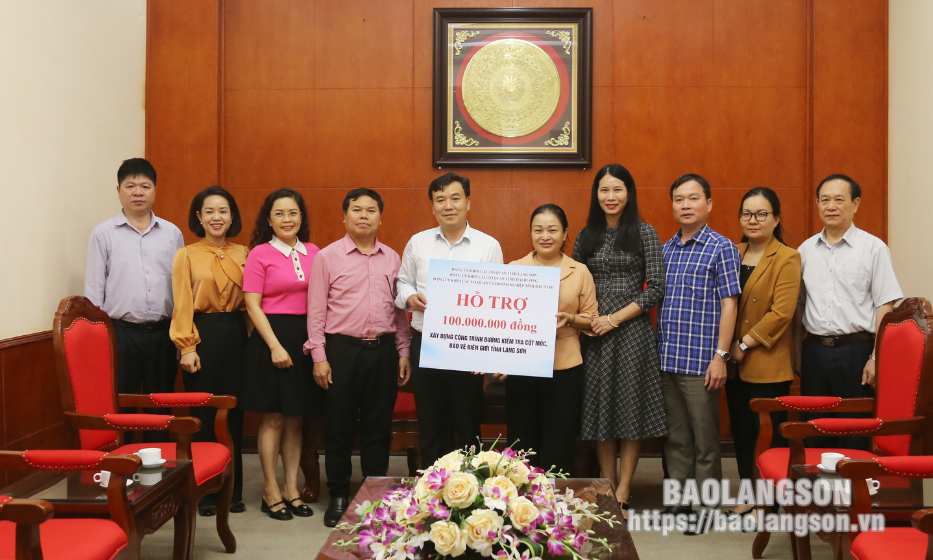 Trao kinh phí 100 triệu đồng ủng hộ xây dựng đường kiểm tra cột mốc, bảo vệ biên giới