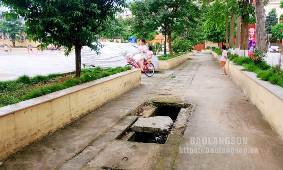 Nắp cống thoát nước vỡ, hỏng tiềm ẩn nhiều nguy hiểm