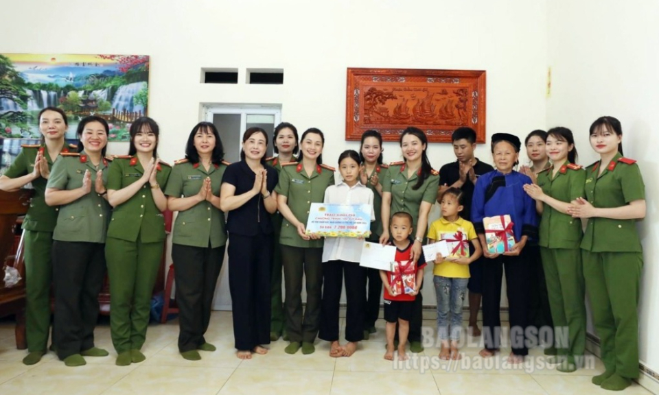Những người "mẹ đỡ đầu" mang sắc phục công an nhân dân
