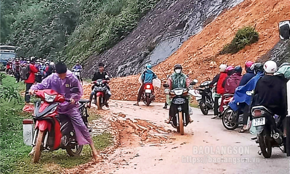 Mưa dông gây sạt lở nhiều tuyến đường trên địa bàn huyện Văn Quan