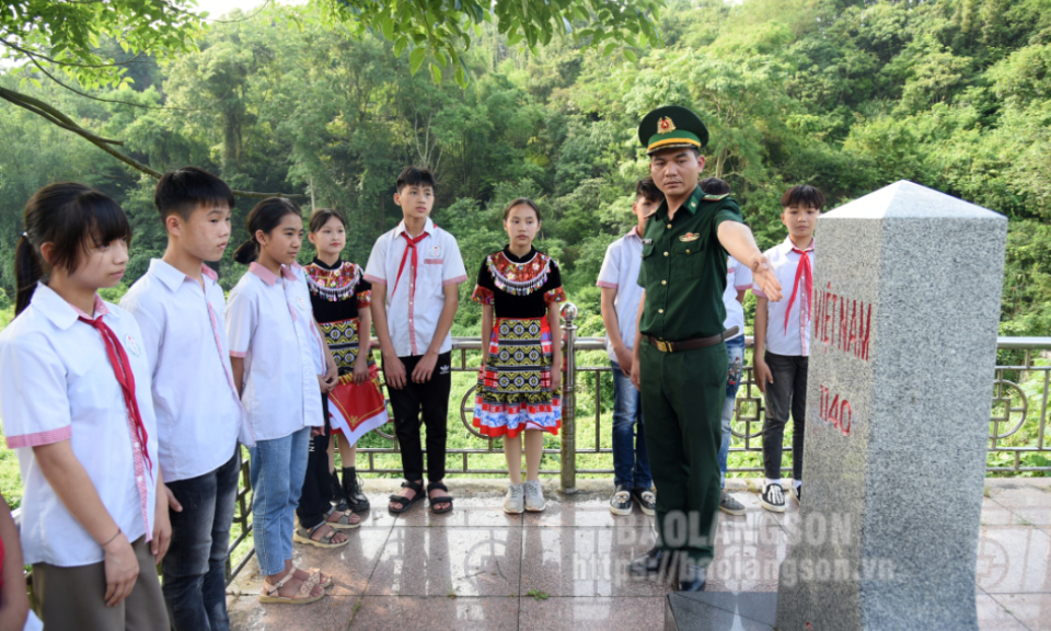 Đồn Biên phòng Bảo Lâm phối hợp tổ chức chương trình “Tiết học Biên cương”