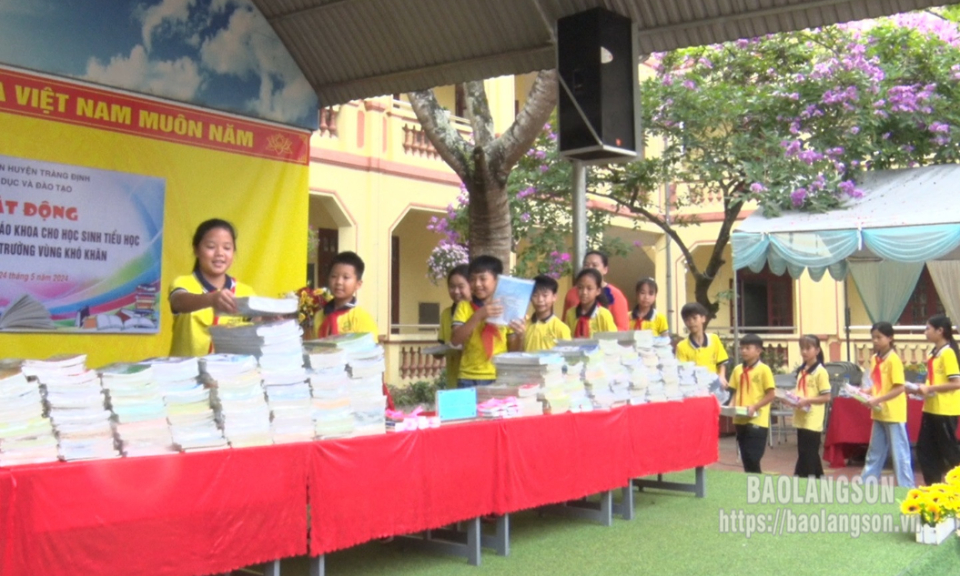Tràng Định phát động ngày hội quyên góp sách giáo khoa cho học sinh tiểu học và thư viện các trường vùng