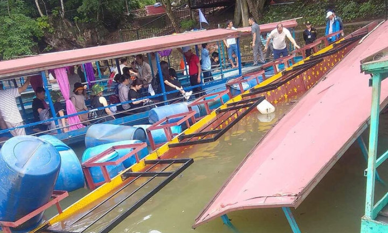 Sập cầu phao đền An Mã, khoảng 20 người rơi xuống hồ Ba Bể