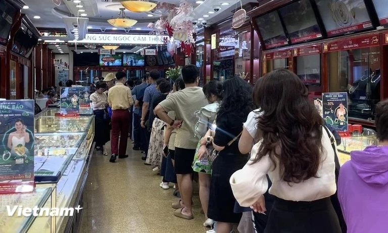 Giá vàng miếng SJC tăng 700.000 đồng, tỷ giá trung tâm giảm 12 đồng