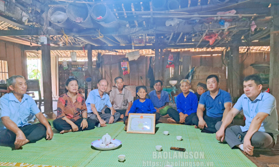 Đoàn công tác của tỉnh chúc thọ, mừng thọ các cụ 90 tuổi tại huyện Bình Gia