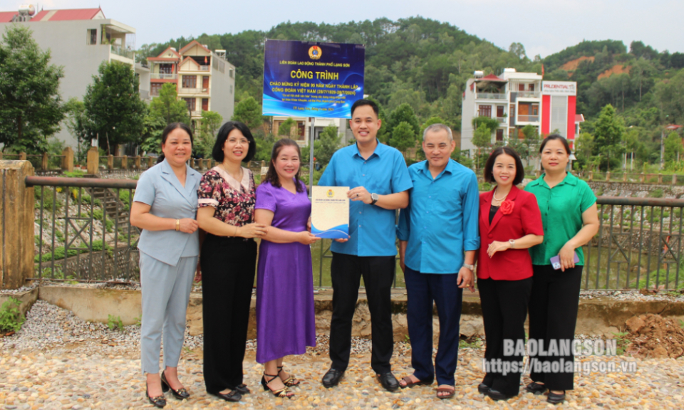Liên đoàn Lao động thành phố Lạng Sơn gắn biển công trình chào mừng kỷ niệm 95 năm ngày thành lập Công