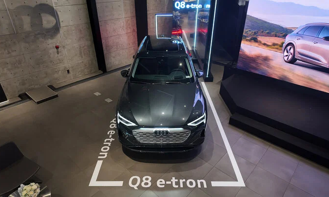 SUV thuần điện Audi Q8 e-tron ra mắt, giá từ 3,8 tỷ đồng