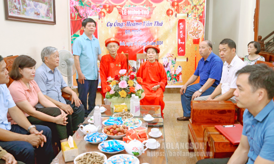 Đoàn công tác của tỉnh chúc thọ, mừng thọ các cụ 90 tuổi tại huyện Cao Lộc, Lộc Bình và thành phố Lạng