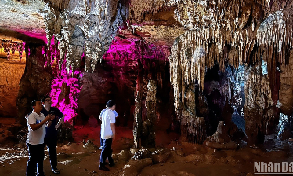 Ngược ngàn xứ Thanh, thăm động Bo Cúng