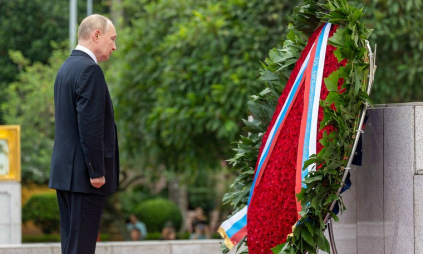 Tổng thống Nga Vladimir Putin vào Lăng viếng Chủ tịch Hồ Chí Minh